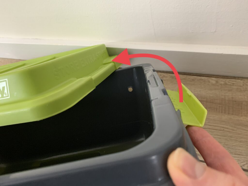 lid locking mechanism on Hefty bin